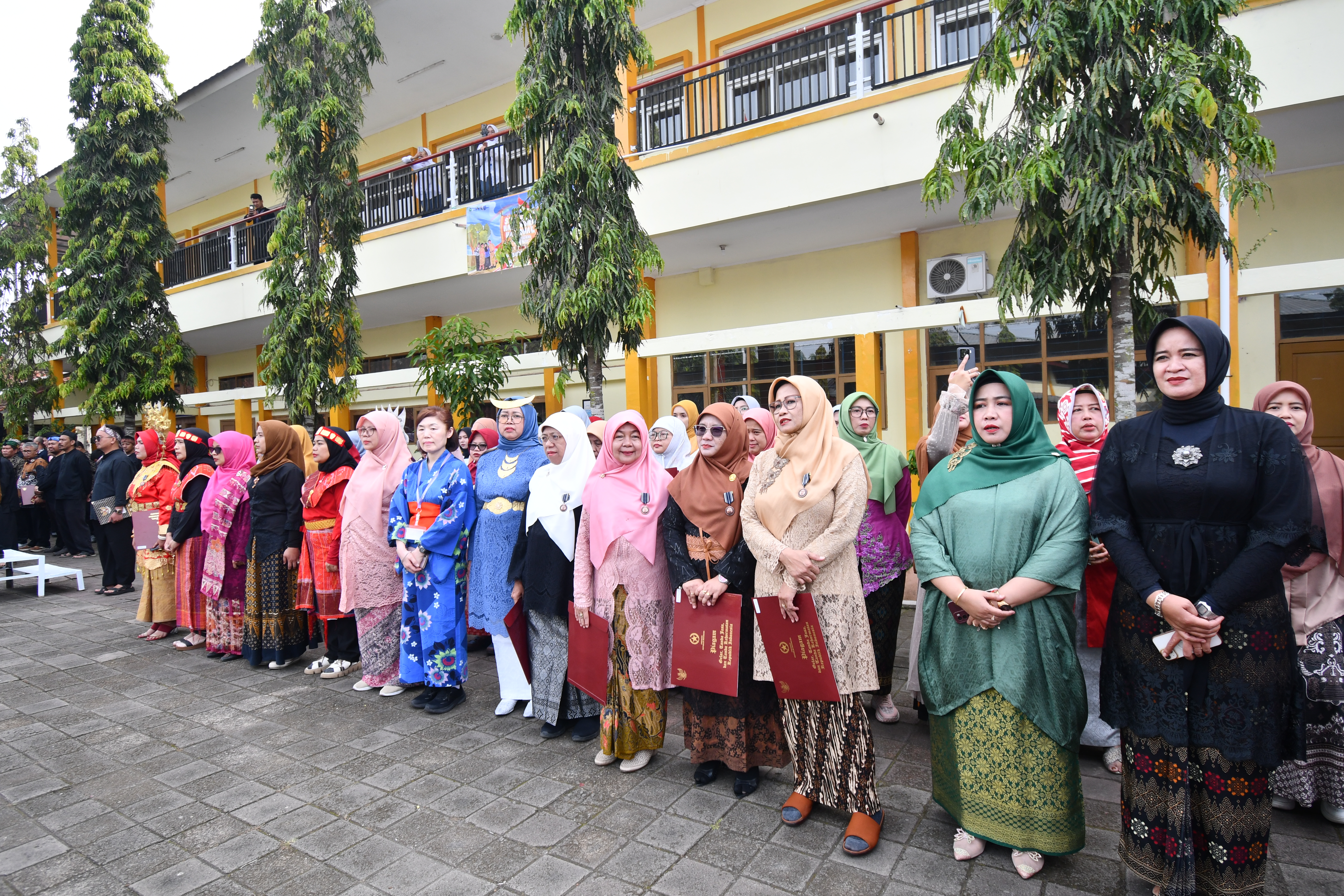 Kebersamaan dan Kreatifitas Guru Guru Dalam Menyambut Hari Guru Nasional